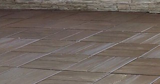 Бетонная брусчатка двора в Белой Калитве в октябре