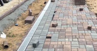 Профессиональная укладка плитки на улице в Белой Калитве в октябре