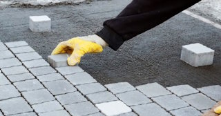 Монтаж тротуарной плитки на даче в Белой Калитве в октябре