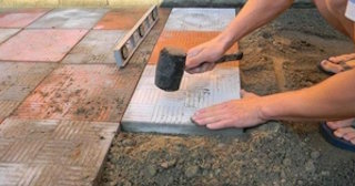 Укладка тротуарной плитки на основание в Белой Калитве в октябре