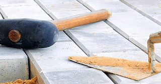 Профессиональная укладка тротуарной брусчатки в Белой Калитве в октябре