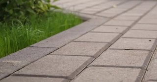 Профессиональная укладка тротуарных дорожек в Белой Калитве в октябре